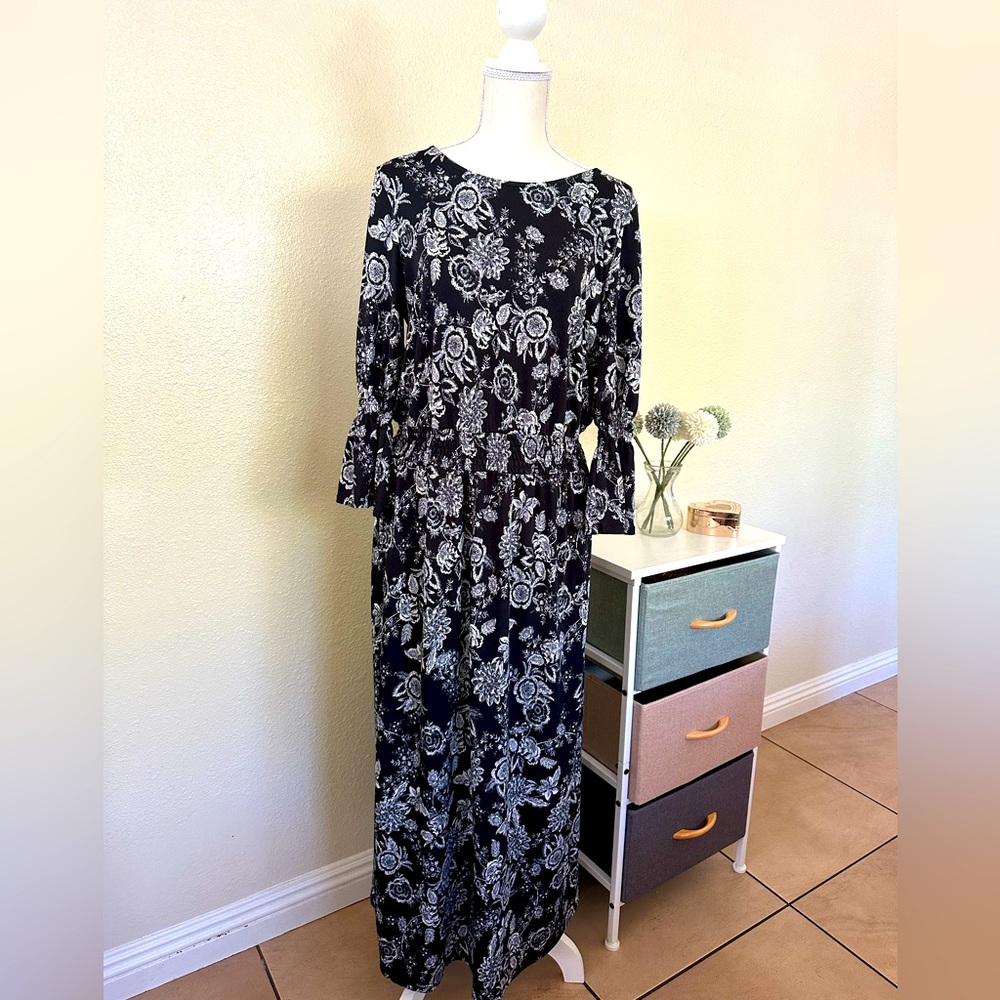 Black and white Long dress with fitted waist
